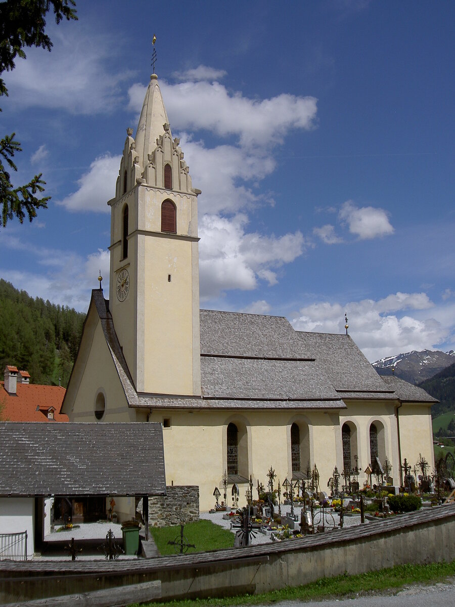 Vinaders, Pfarrkirche St. Leonhard, erbaut von 1489 bis 1490, barockisiert von 1802 bis 1803 (09.05.2013)