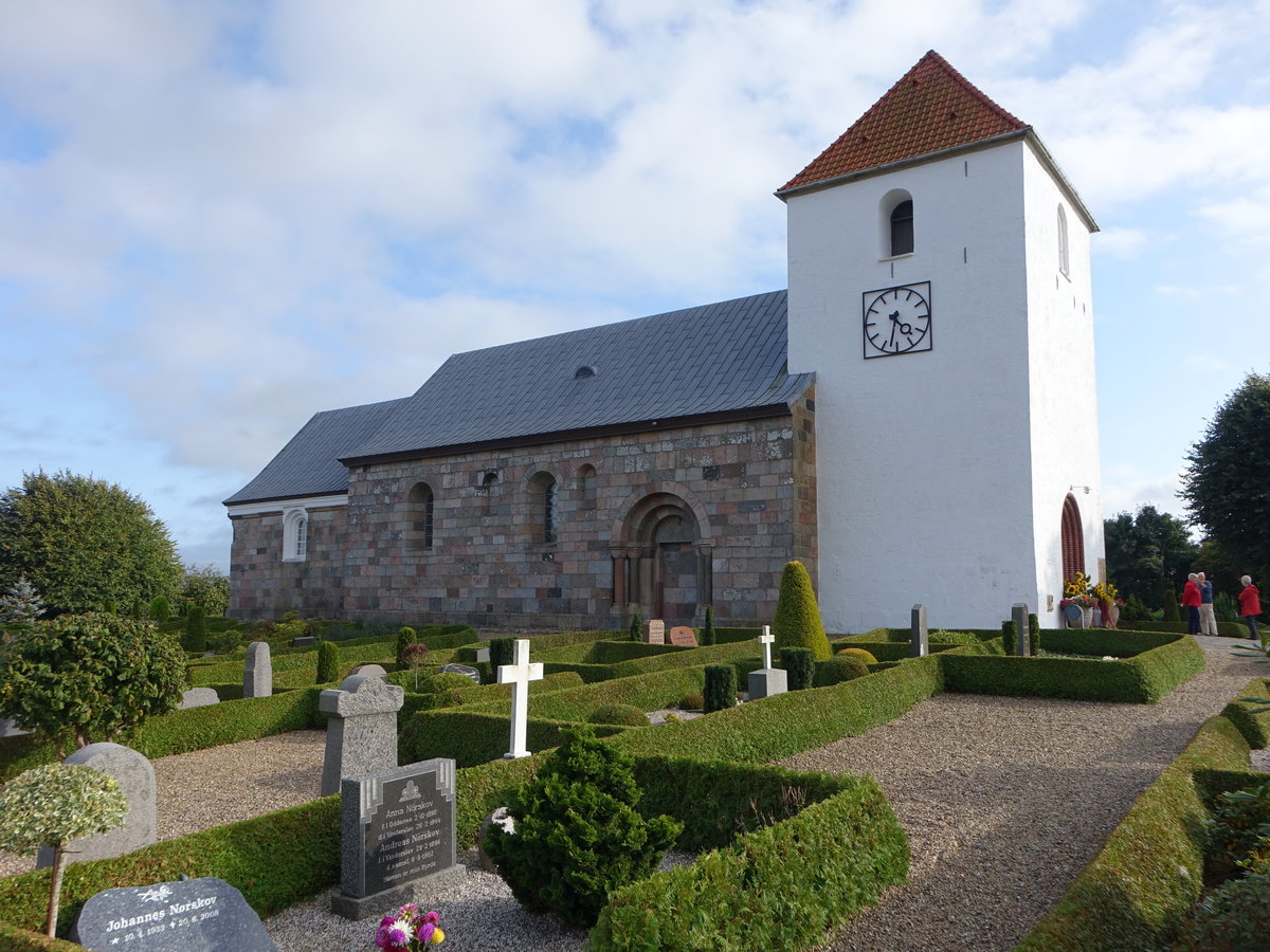 Vinderslev, romanische evangelische Kirche aus Granitquadern (20.09.2020)