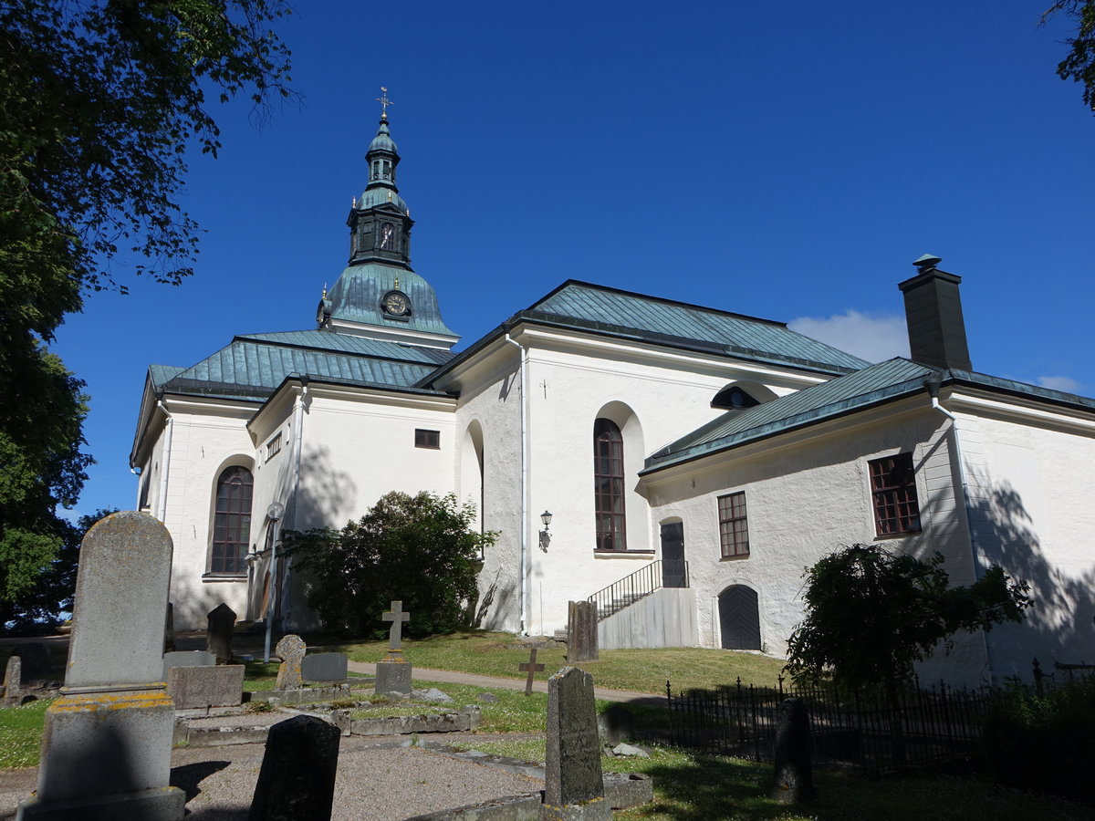 Vingaker, Ev. Kirche, erbaut im Mittelalter um 1300, Waffenhaus und Kirchturm 14. Jahrhundert, Turmhaube von 1885 (05.06.2018)