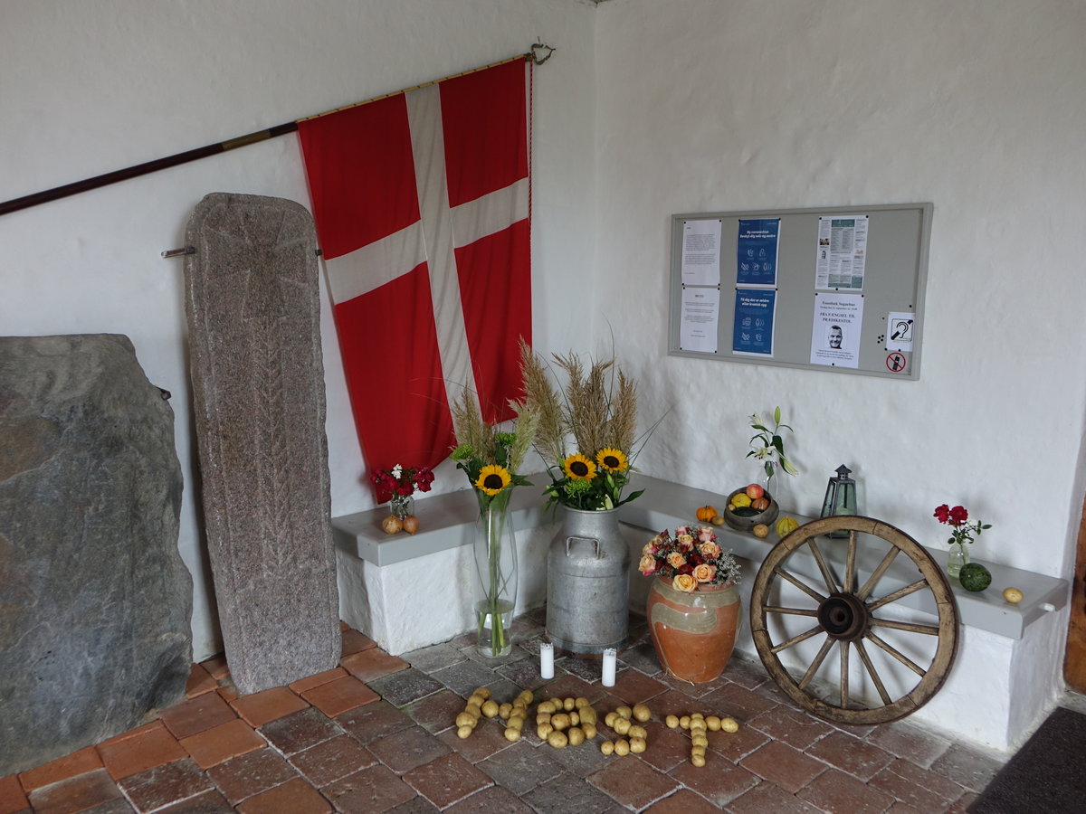 Virring, Runenstein aus der Wikingerzeit im Waffenhaus der Ev. Kirche (21.09.2020)