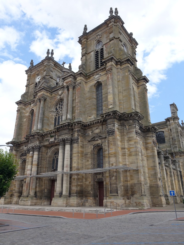 Vitry-le-Franois, barocke Notre-Dame Kirche, erbaut ab 1629, Trme von 1683, Chor Ende des 19. Jahrhundert (19.07.2015)