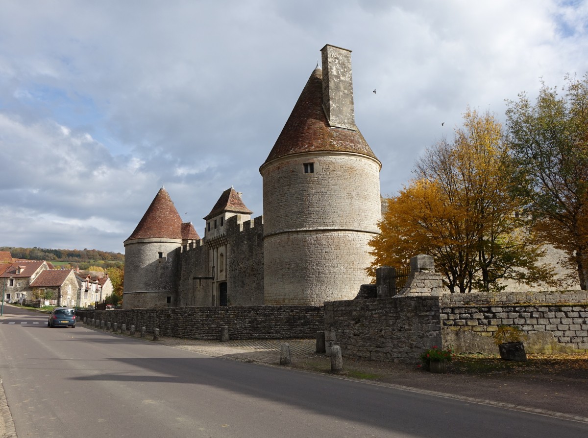 Vitteaux, Chateau Posanges, befestigte Schloanlage erbaut im 15. Jahrhundert (27.10.2015)