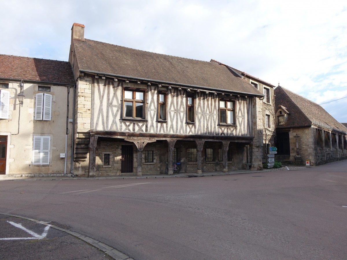 Vitteaux, Place 8. Mai mit historischer Markthalle (27.10.2015)