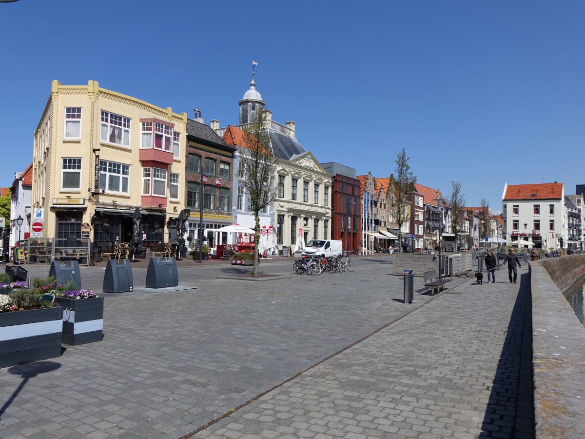 Vlissingen, Huser in der Nieuwendijk Strae am Hafen (30.04.2015)