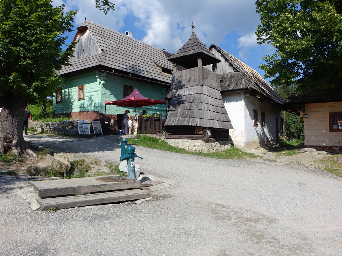 Vlkolinec, kleine Kirche am Marktplatz des Museumsdorf (06.08.2020)