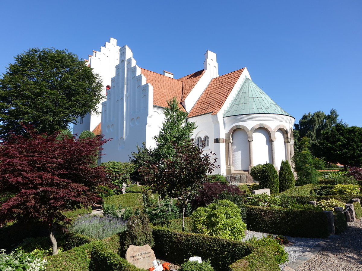 Vodskov, Ev. Kirche, erbaut von 1907 bis 1909 durch Peder Vilhelm Jensen-Klint, architektonisch ist sie eine Kombination aus Romanik, Gotik und Renaissance (08.06.2018)