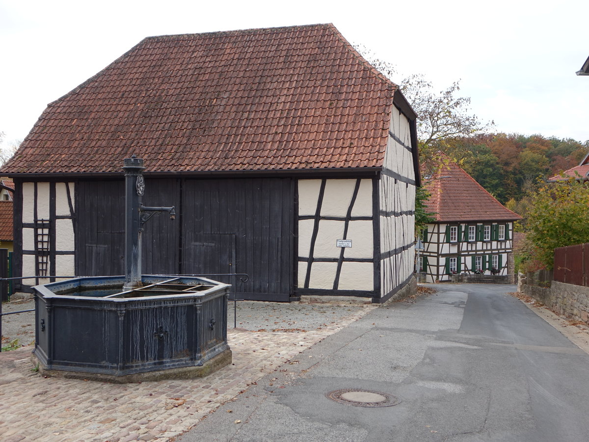 Vlkershausen, Brunnen und Fachwerkhuser am Schloplatz (16.10.2018)