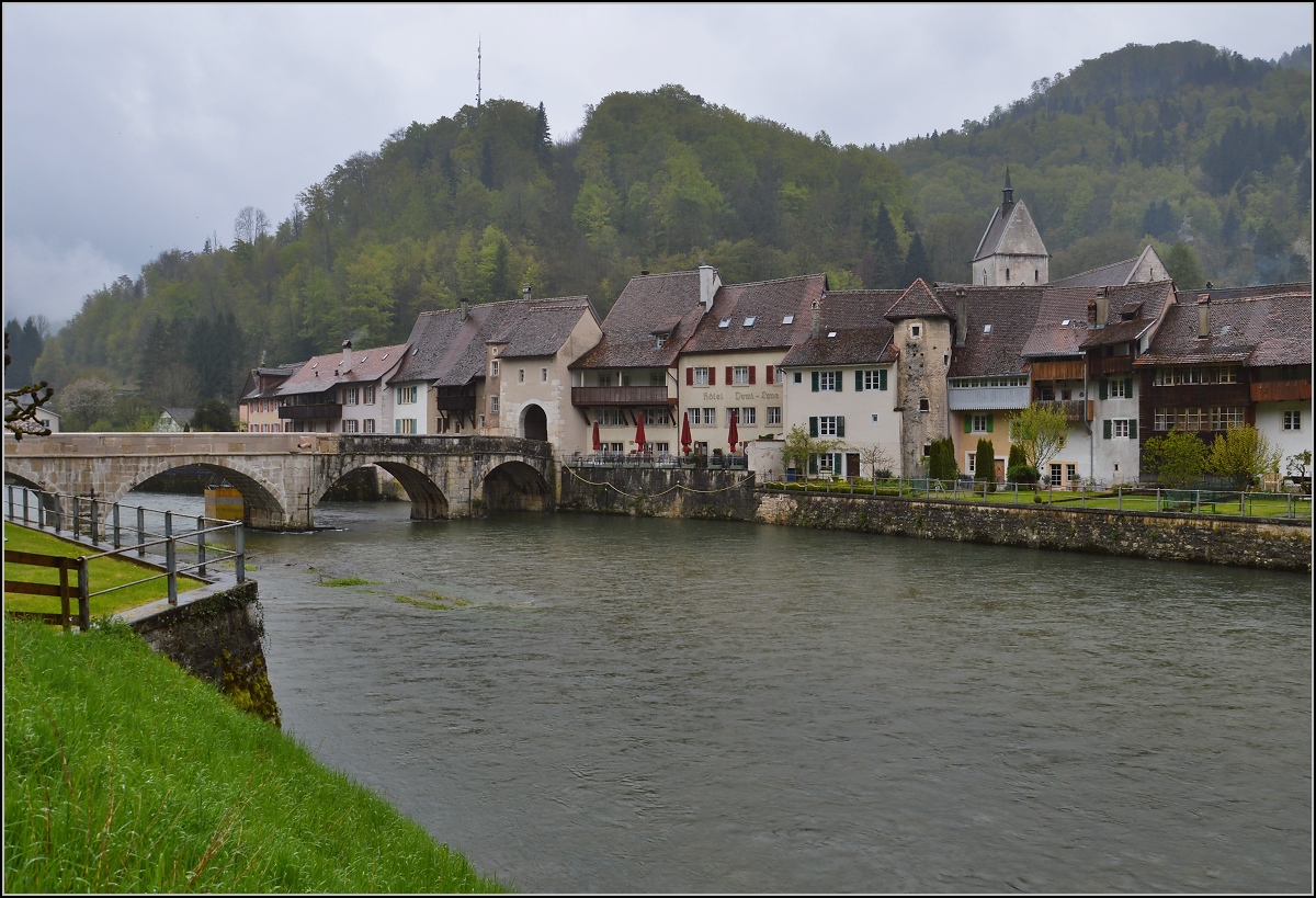 Vllig berraschend taucht dieses wunderbare mittelalterliche Stdtchen an der Doubs vor einem auf. St.Ursanne hat selbst bei heftigstem Regen einen ganz besonderen Zauber. April 2016.