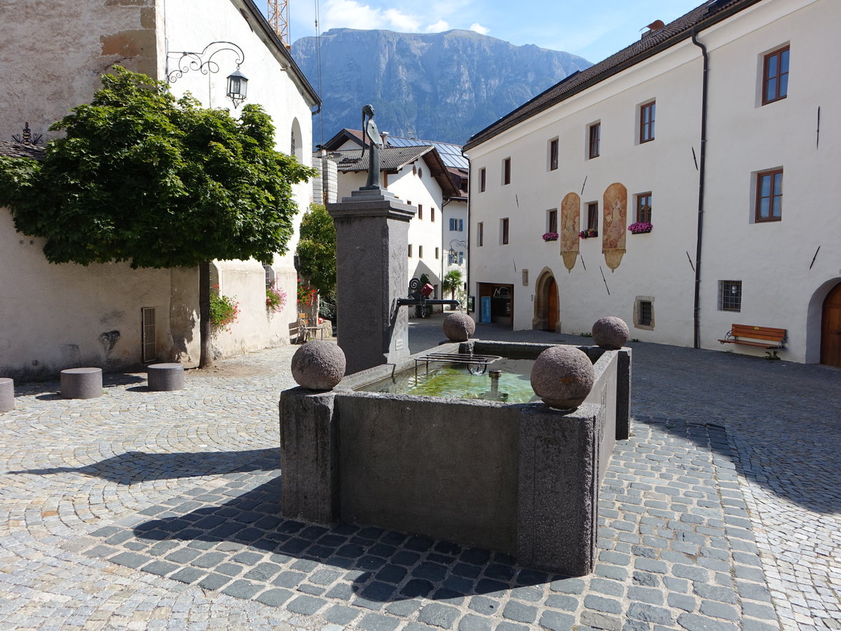 Vls am Schlern, Brunnen und Pfarrwidum am Kirchplatz (14.09.2019)