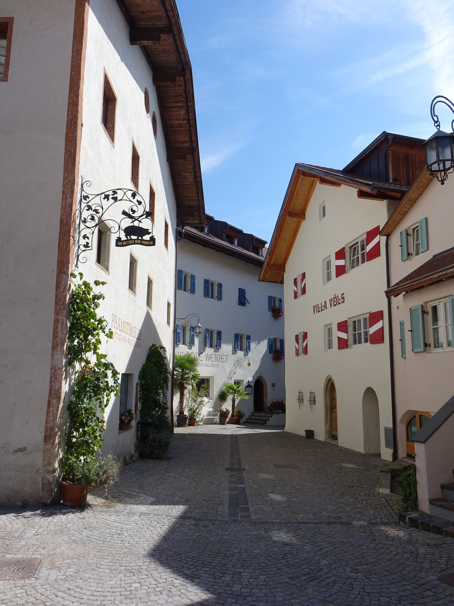 Vls am Schlern, historische Gebude in der Dorfstrae (14.09.2019)
