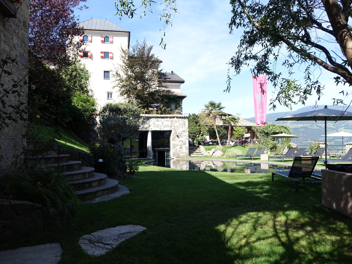 Vls am Schlern, Terassengrten vom Hotel Turm, Schloturm aus dem 13. Jahrhundert (14.09.2019)