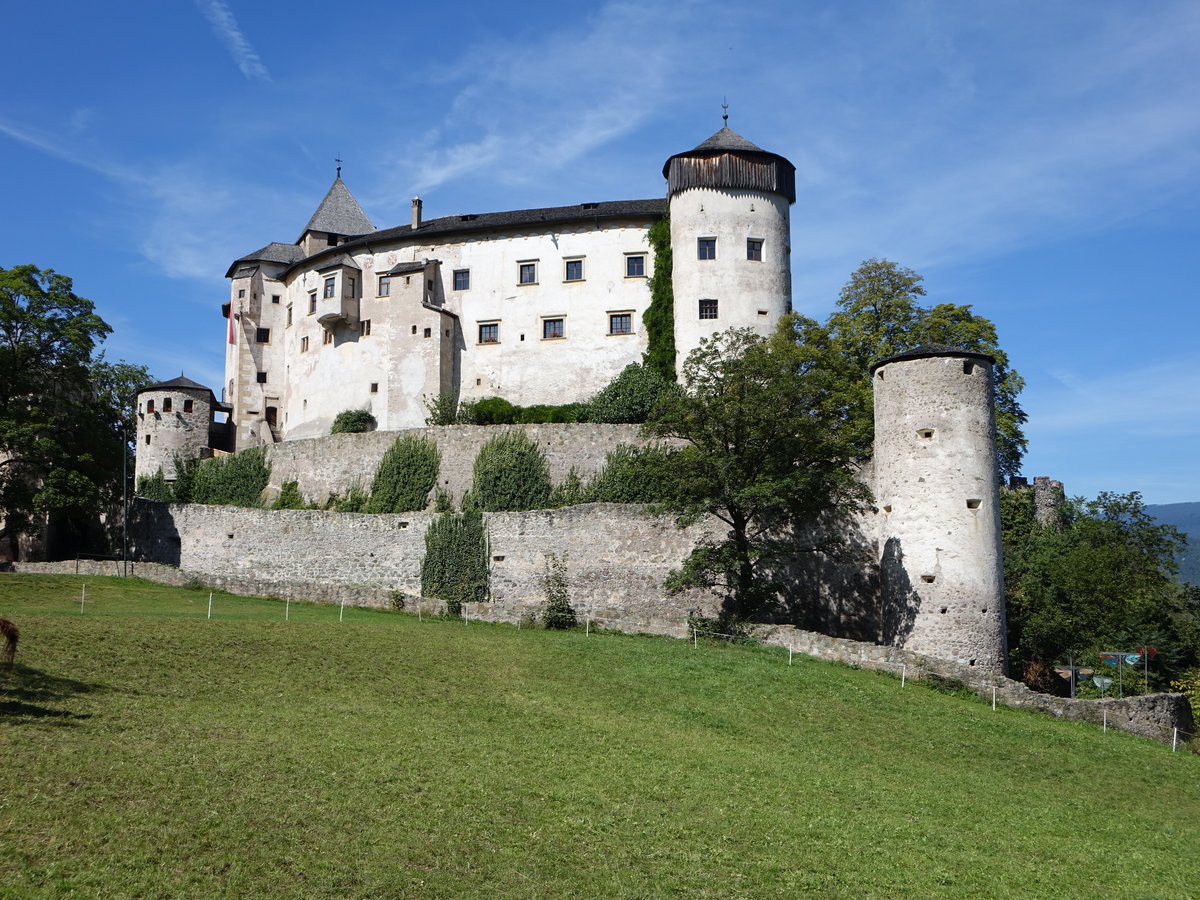 Vls, Schloss Prsels, Stammburg der Herren von Vls, erbaut ab 1279, Ausbau Anfang des 16. Jahrunderts zu einer prunkvollen, sptgotischen Schlossanlage durch Leonhard dem lteren (14.09.2019)