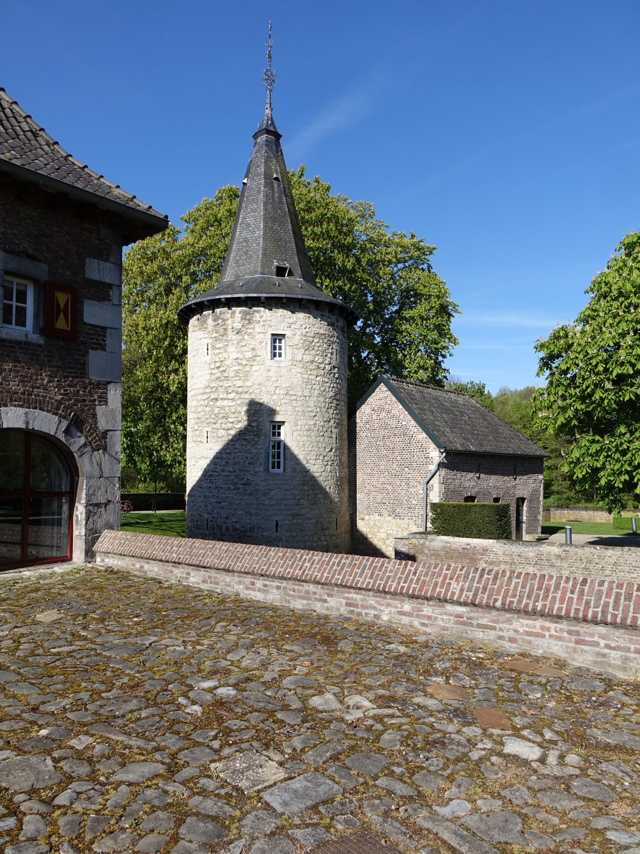 Voerendaal, Eckturm des Vorhofes von Schloss Cortenbach, erbaut im 15. Jahrundert (05.05.2016)