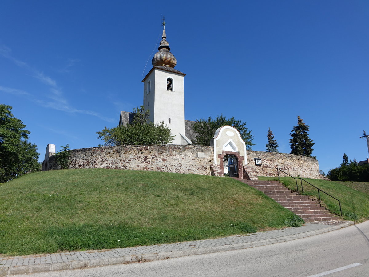 Vrsbereny, romanisch-gotische Wehrkirche St. Martin, erbaut im 12. Jahrhundert (27.08.2018)