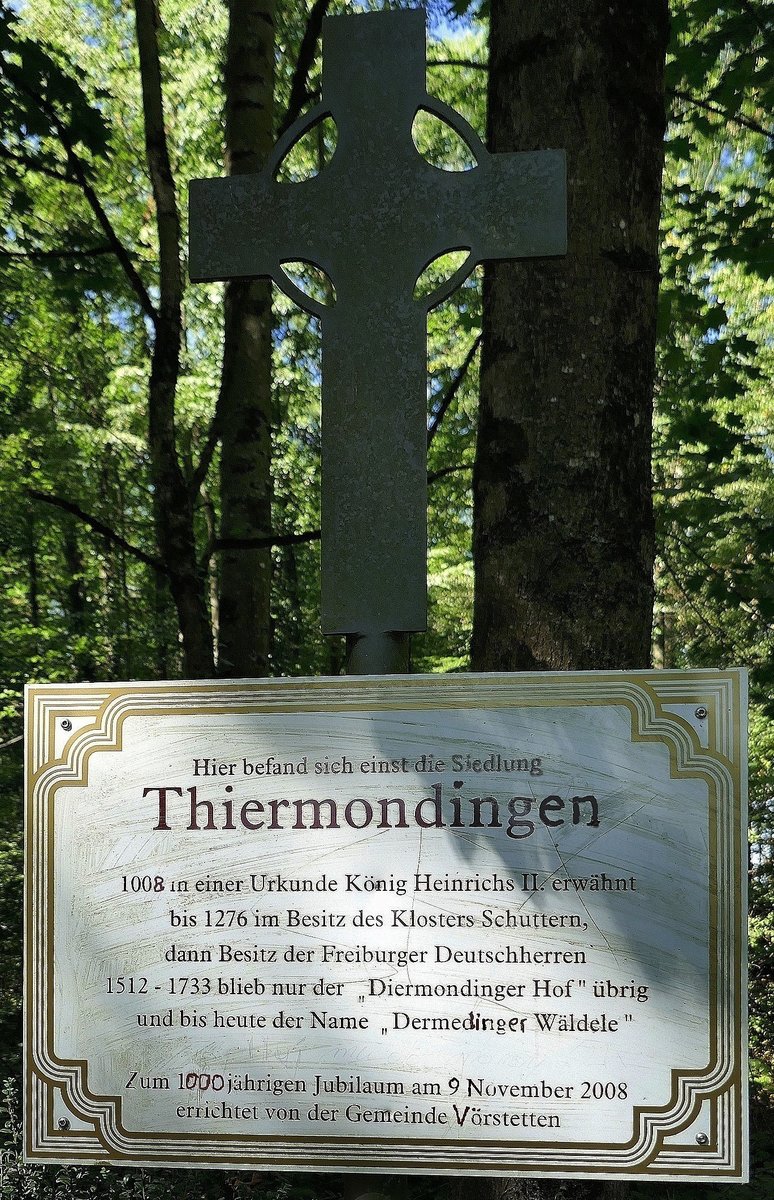 Vrstetten bei Freiburg, das Schild und Kreuz im Wald bei Vrstetten erinnert an die ehemalige Siedlung Thiermondingen aus dem Mittelalter, die vllig verschwunden ist, Sept.2020