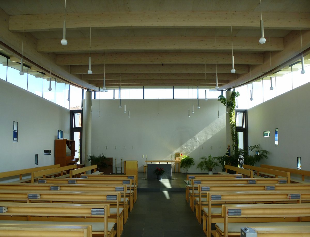 Vrstetten, Blick in den Innenraum der katholischen Kirche St.Maximilian Kolbe, Sept.2017