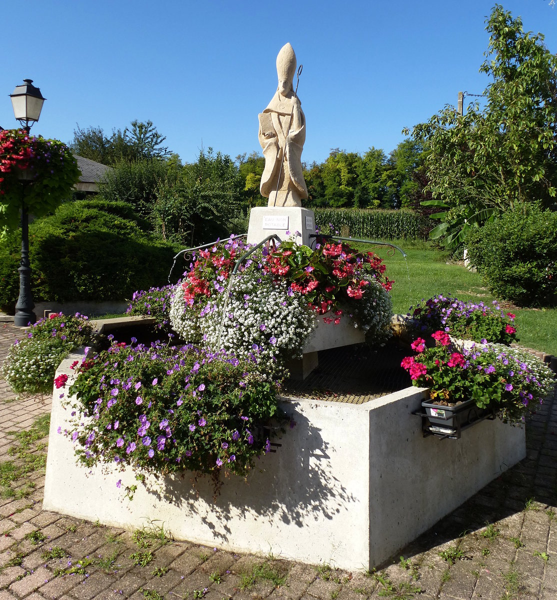 Vogelgrn, blumengeschmckter Brunnen neben dem Rathaus, Aug.2017