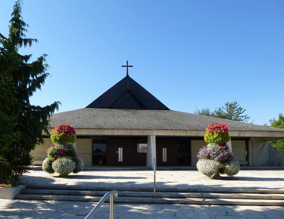 Vogelgrn, die Kirche St.Alfons, errichtet in den 1970er Jahren, Aug.2017