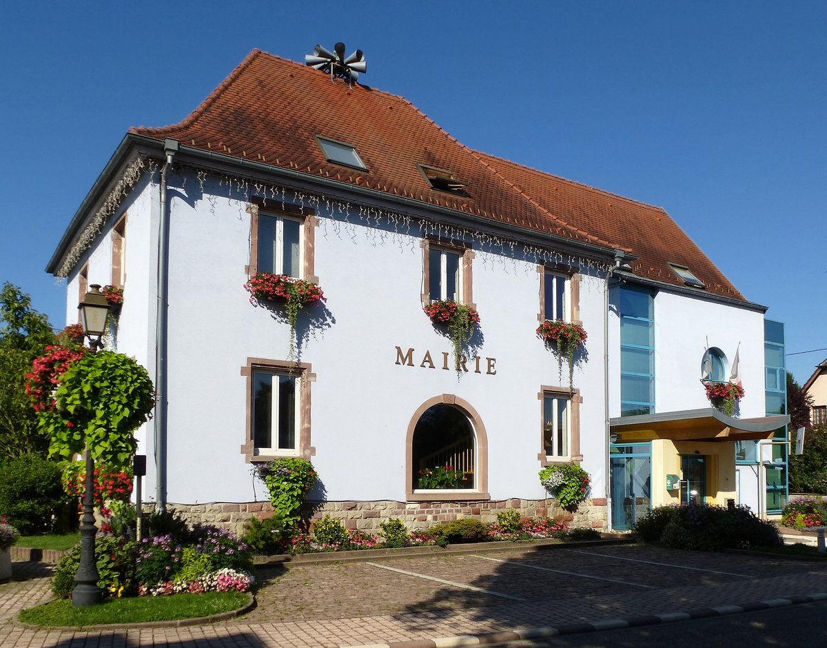 Vogelgrn, das Rathaus der ca. 700 Einwohner zhlenden Gemeinde, unmittelbar am Grenzbergang nach Breisach am Rhein, Aug.2017