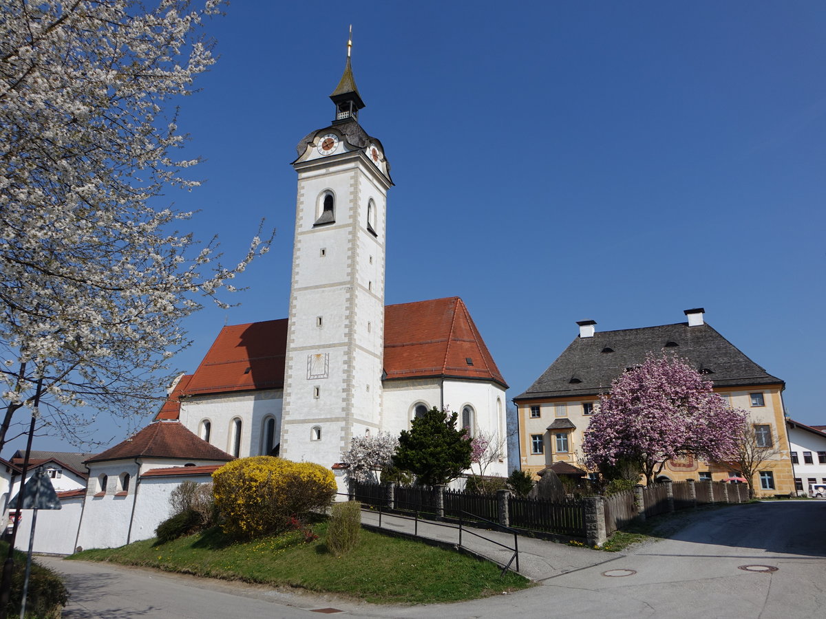 Vogtareuth, kath. Pfarrkirche St. Emmeram, Saalbau mit Satteldach und sdlichem Kuppelturm, sptgotisch, 2. Viertel 15. Jahrhundert erbaut, 1720 barockisiert, 1738 Vorhalle, 1923 durch Anbau erweitert (02.04.2017)