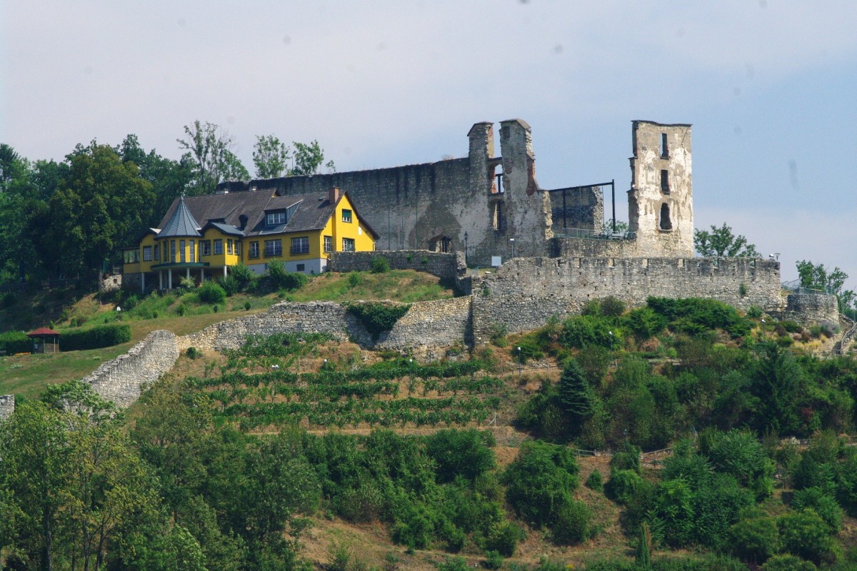 Voitsberg, Burgruine Obervoitsberg, die heute noch sichtbaren Mauerreste stammen aus dem 14. und 15. Jahrhundert (19.08.2013)