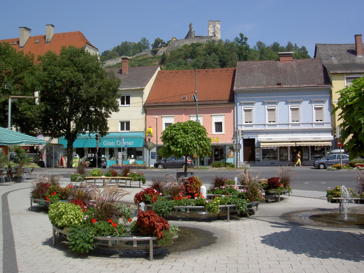 Voitsberg, Marktplatz mit Burgruine Obervoitsberg (19.08.2013)