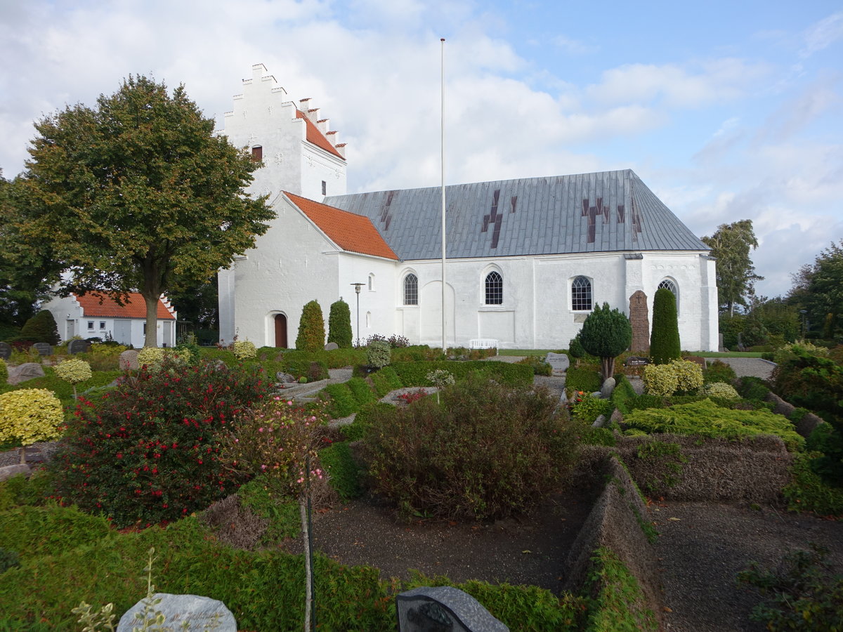 Voldby, mittelalterliche evangelische Kirche aus Kreidestein, erbaut im 14. Jahrhundert (23.09.2020)