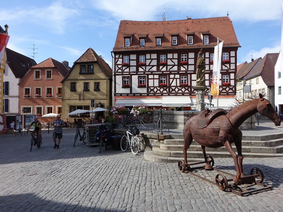 Volkach, ehem. Frberei am Marktplatz, dreigeschossiger traufstndiger Fachwerkbau mit Steilsatteldach, erbaut im 16. Jahrhundert (28.05.2017)