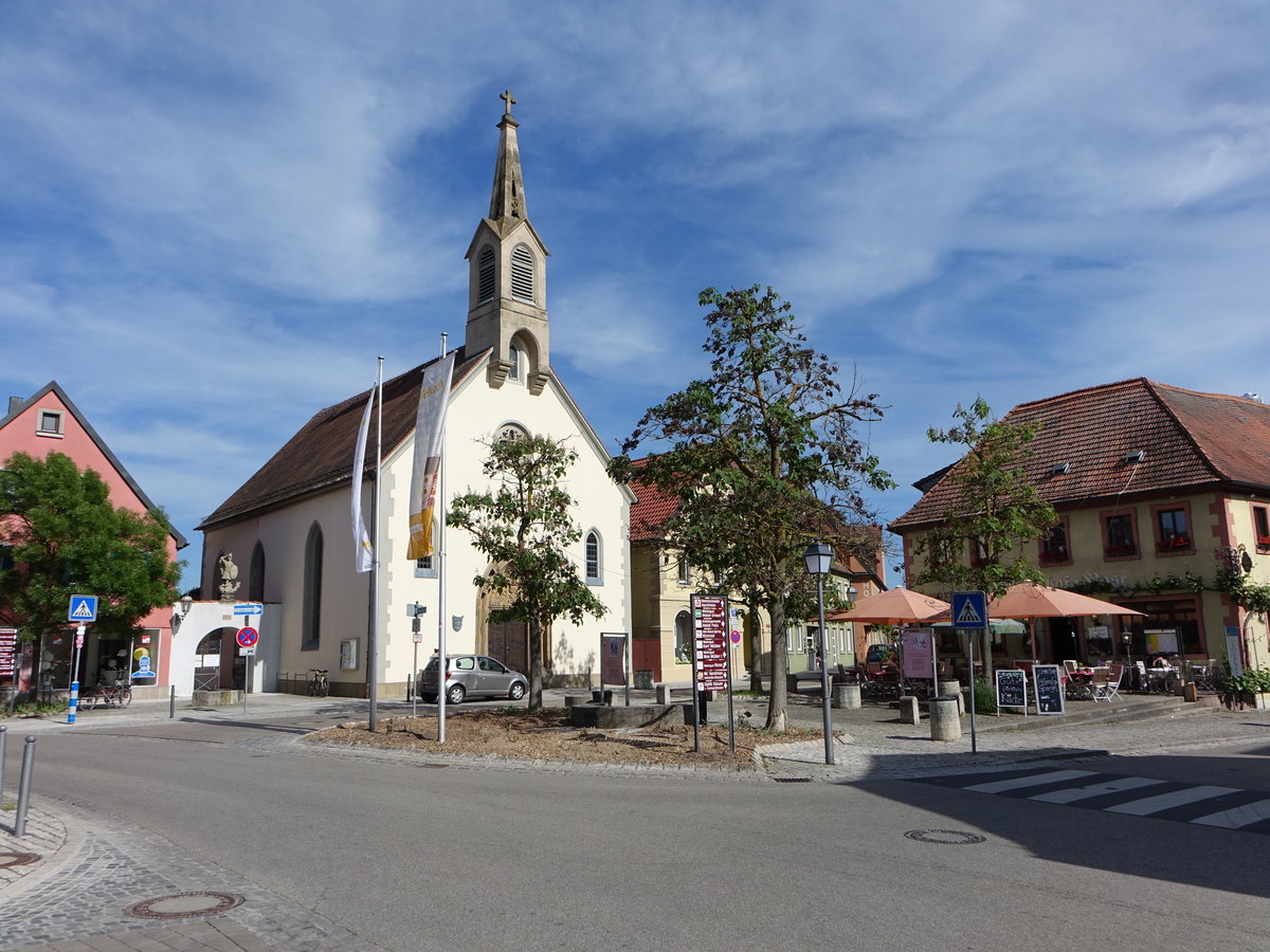 Volkach, evangelische Michaelskapelle am oberen Markt, Saalbau mit eingezogenem Polygonchor und Dachreiter, erbaut Anfang der 15. Jahrhundert (28.05.2017)
