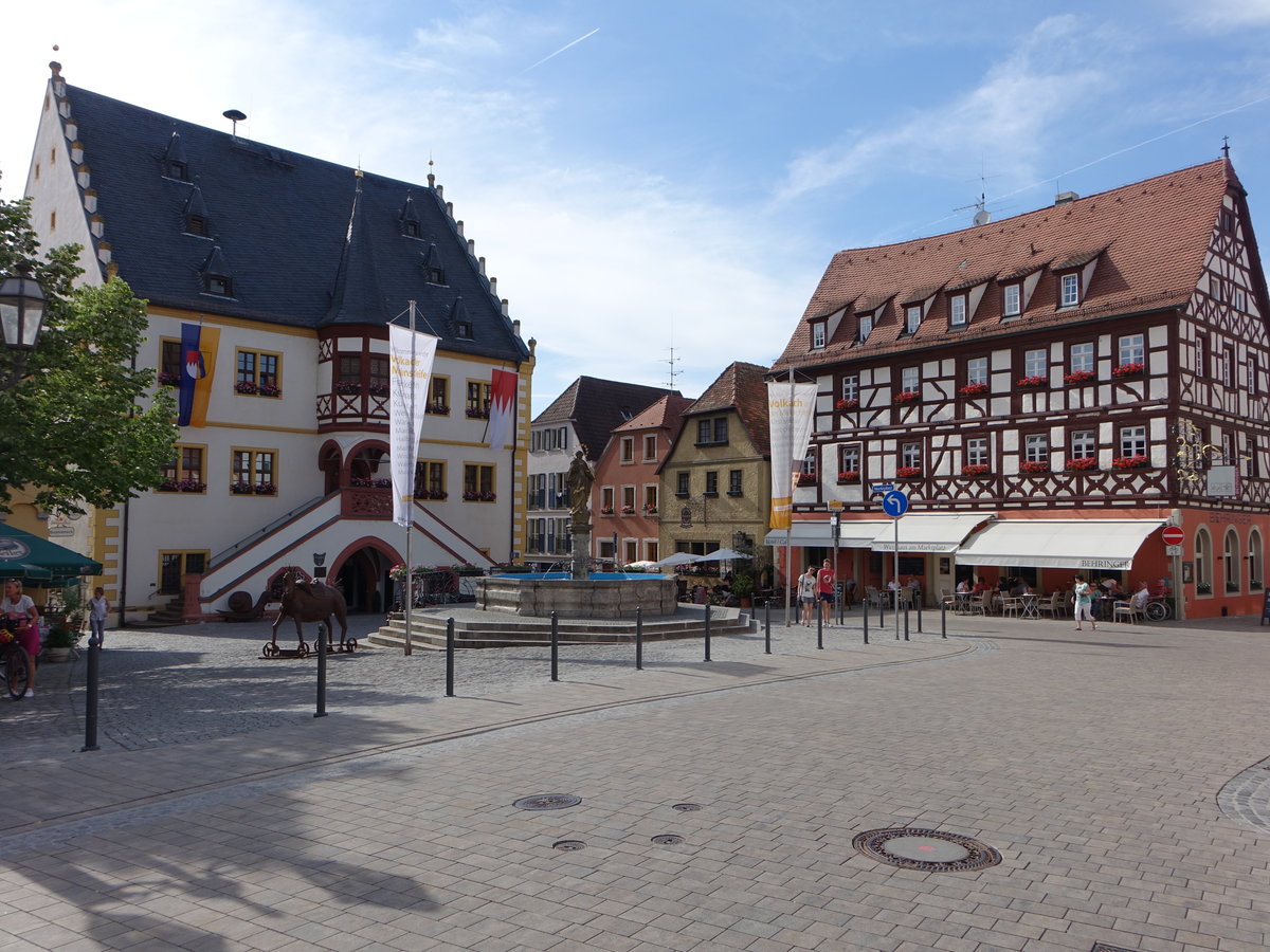 Volkach, historisches Rathaus am Marktplatz, dreigeschossiger traufstndiger Renaissancesteinbau, doppellufiger Freitreppe ber spitzbogiger Toreinfahrt, erbaut 1544 (28.05.2017)