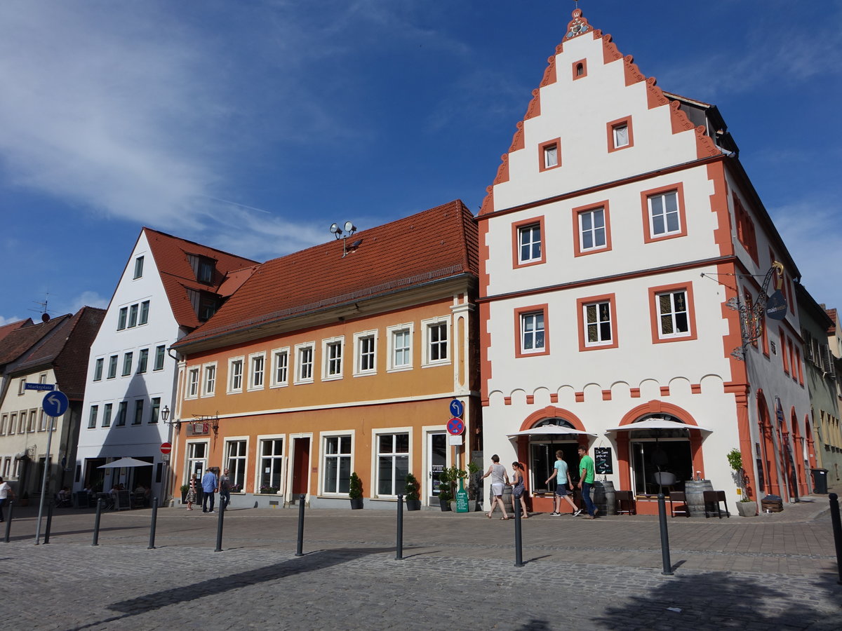 Volkach, Marktapotheke am Marktplatz, dreigeschossiger giebelstndiger Steilsatteldachbau in Ecklage (28.05.2017)