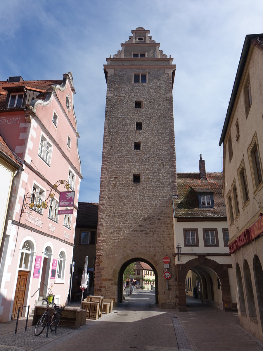 Volkach, Sommeracher Tor, Oberes Tor, quadratischer Torturm mit sieben Geschossen, erbaut 1597 (28.05.2017)