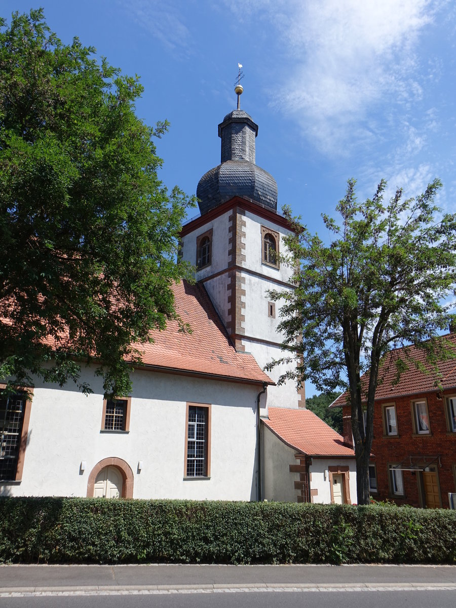 Volkershausen, Ev. Pfarrkirche, Saalbau mit eingezogenem Chor und Chorturm mit Zwiebelhaube, erbaut 1724 (07.07.2018)