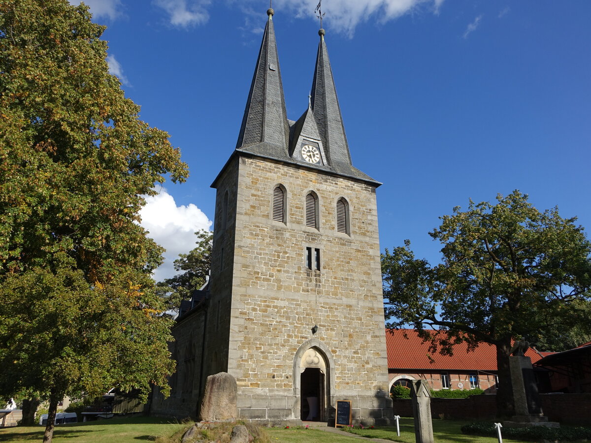 Volksmarsdorf, evangelische St. Servatius Kirche, erbaut 1847 im neugotischen Stil, Westwerk erbaut 1896 (14.09.2025)