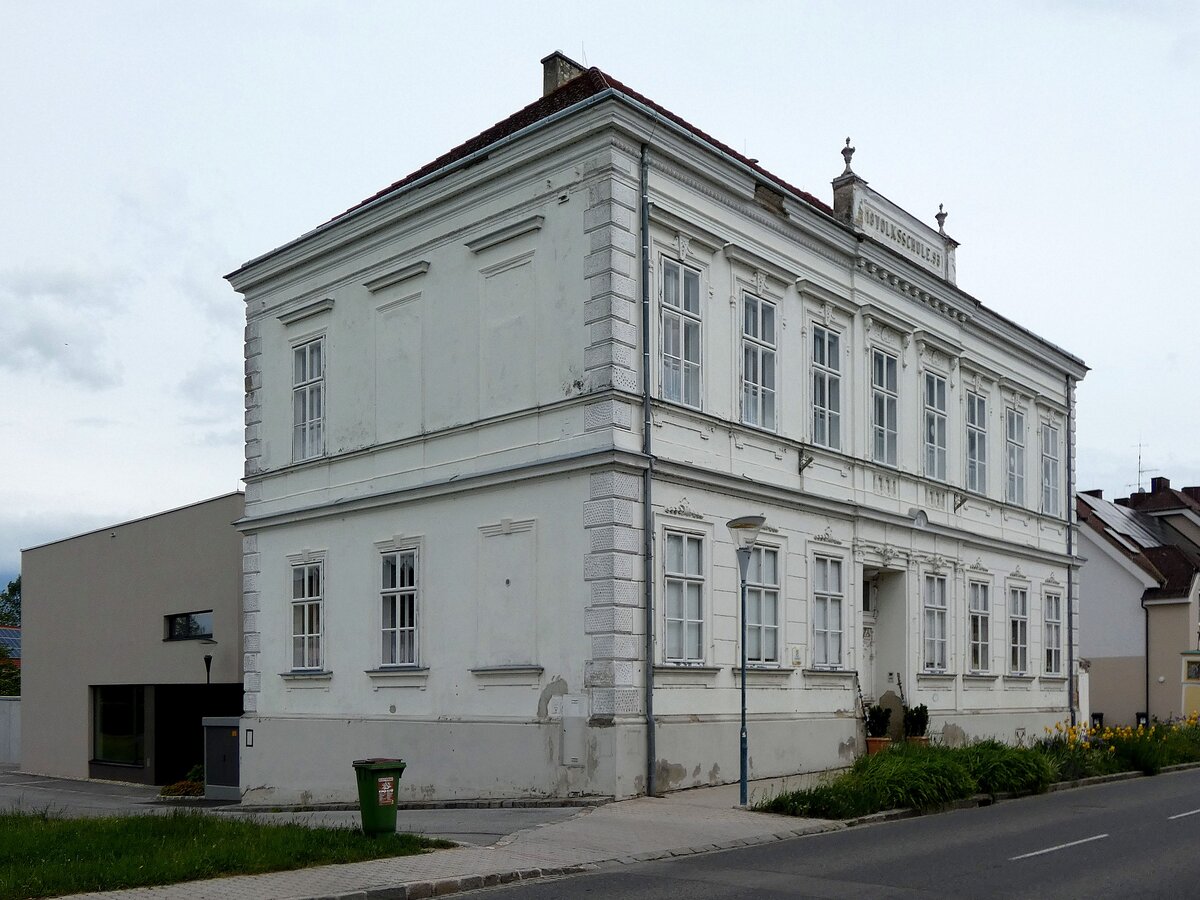 Volksschulgeb�ude datiert 1893, sowie neuerer Zubau in der Gemeinde Kollnbrunn; 260517