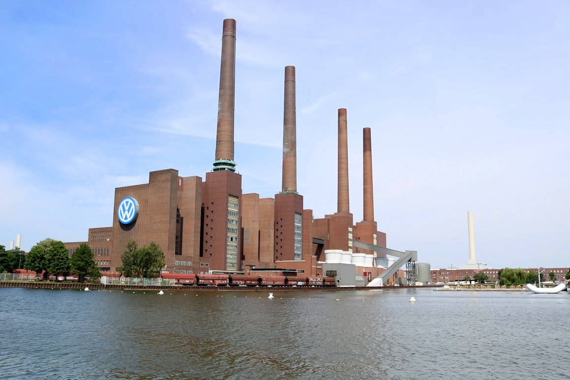 Volkswagen-Werk Wolfsburg am Mittellandkanal inkl. Werksbahn. [19.7.2017 - 11:54 Uhr]