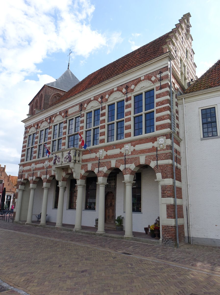 Vollenhove, ehem. Rathaus, erbaut 1621 mit offenen Sulengalerie und reichgeschmckter Fassade (24.07.2017)
