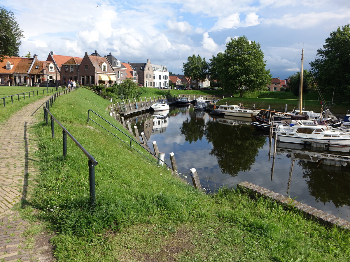 Vollenhove, Huser am Binnenhafen und Kerkplein (24.07.2017)