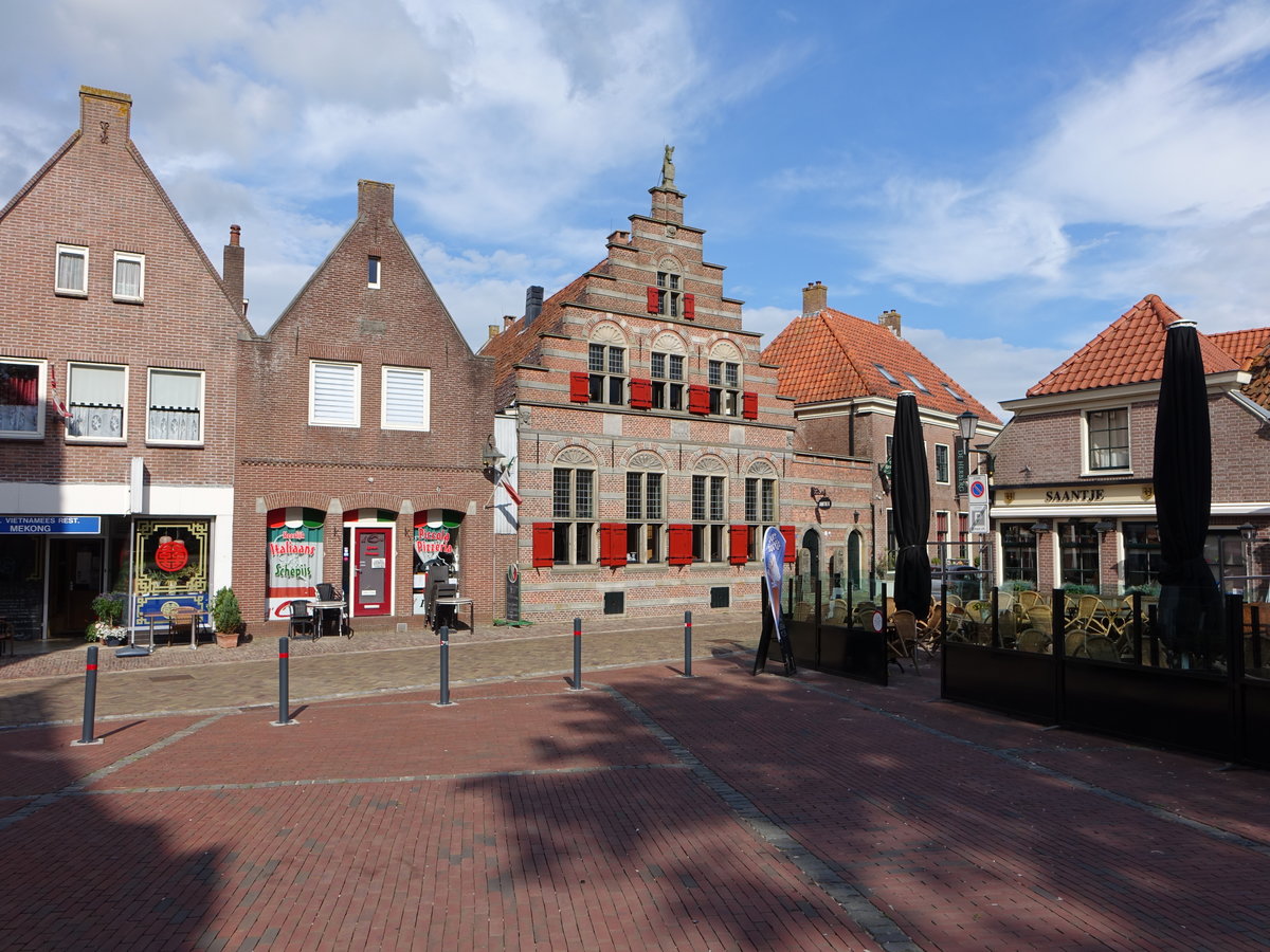 Vollenhove, Latijnse School mit Treppengiebel von 1627 am Kerkplein (24.07.2017)