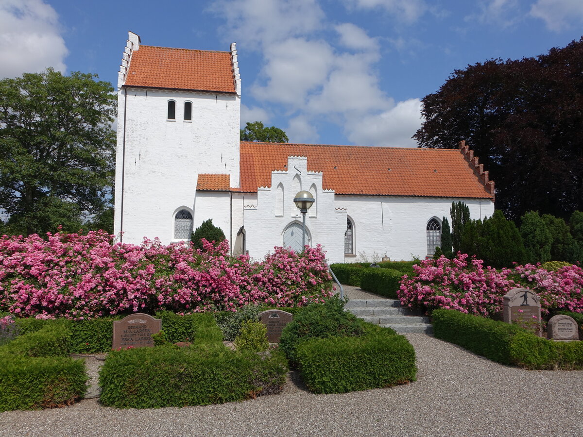 Vollerslev, romanische evangelische Kirche, erbaut im 12. Jahrhundert (22.07.2021)