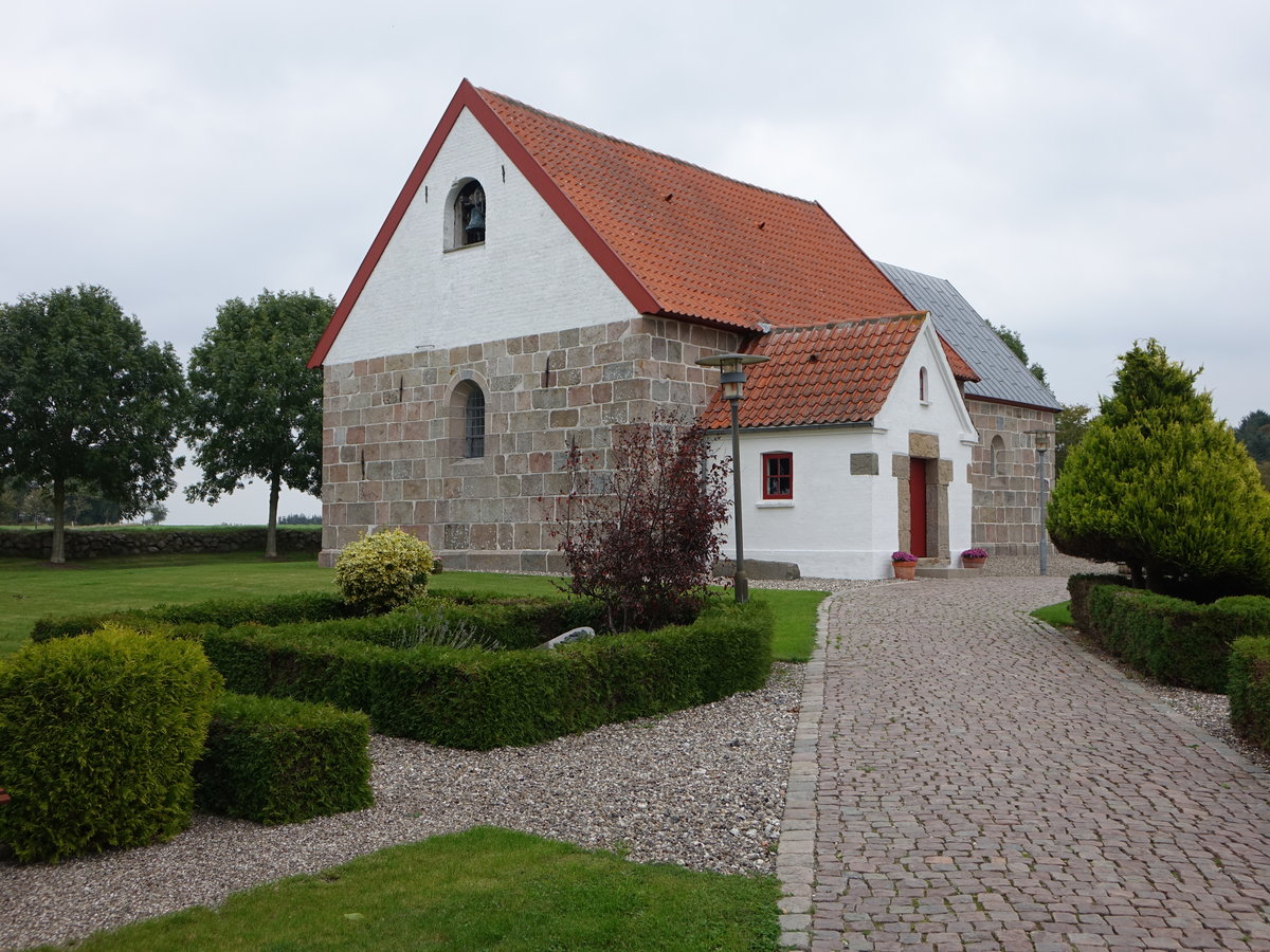 Volsted, romanische evangelische Kirche, erbaut im 12. Jahrhundert, Waffenhaus von 1873 (22.09.2020)
