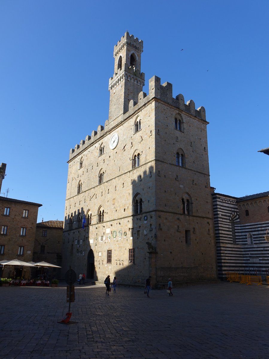 Volterra, Palazzo dei Priori an der Piazza dei Priori, erbaut von 1208 bis 1254 (18.06.2019)