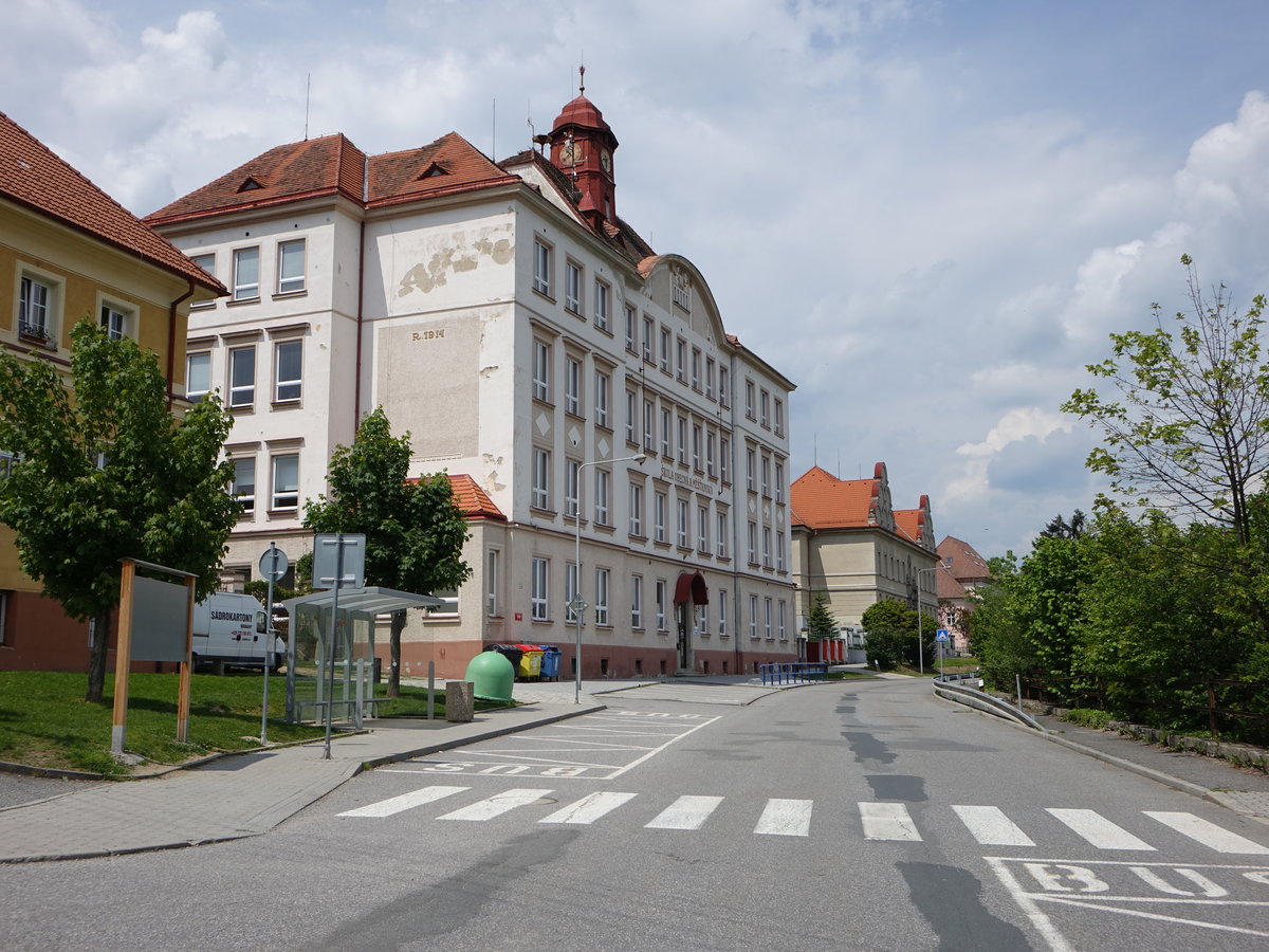 Volyne, Obecna Schule in der Skolni Strae, erbaut 1914 (25.05.2019)