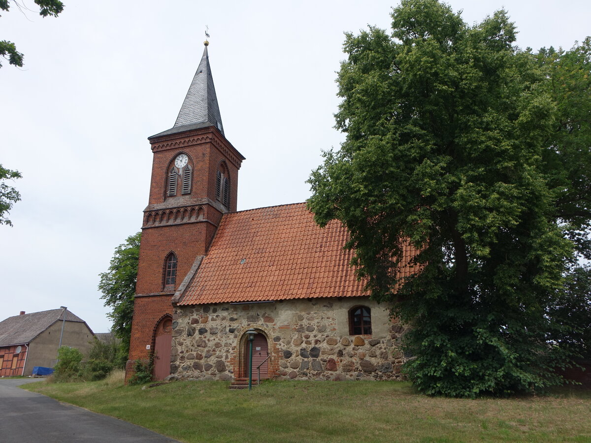 Volzendorf, evangelische St. Petri Kirche, erbaut im 14. Jahrhundert (20.06.2026)