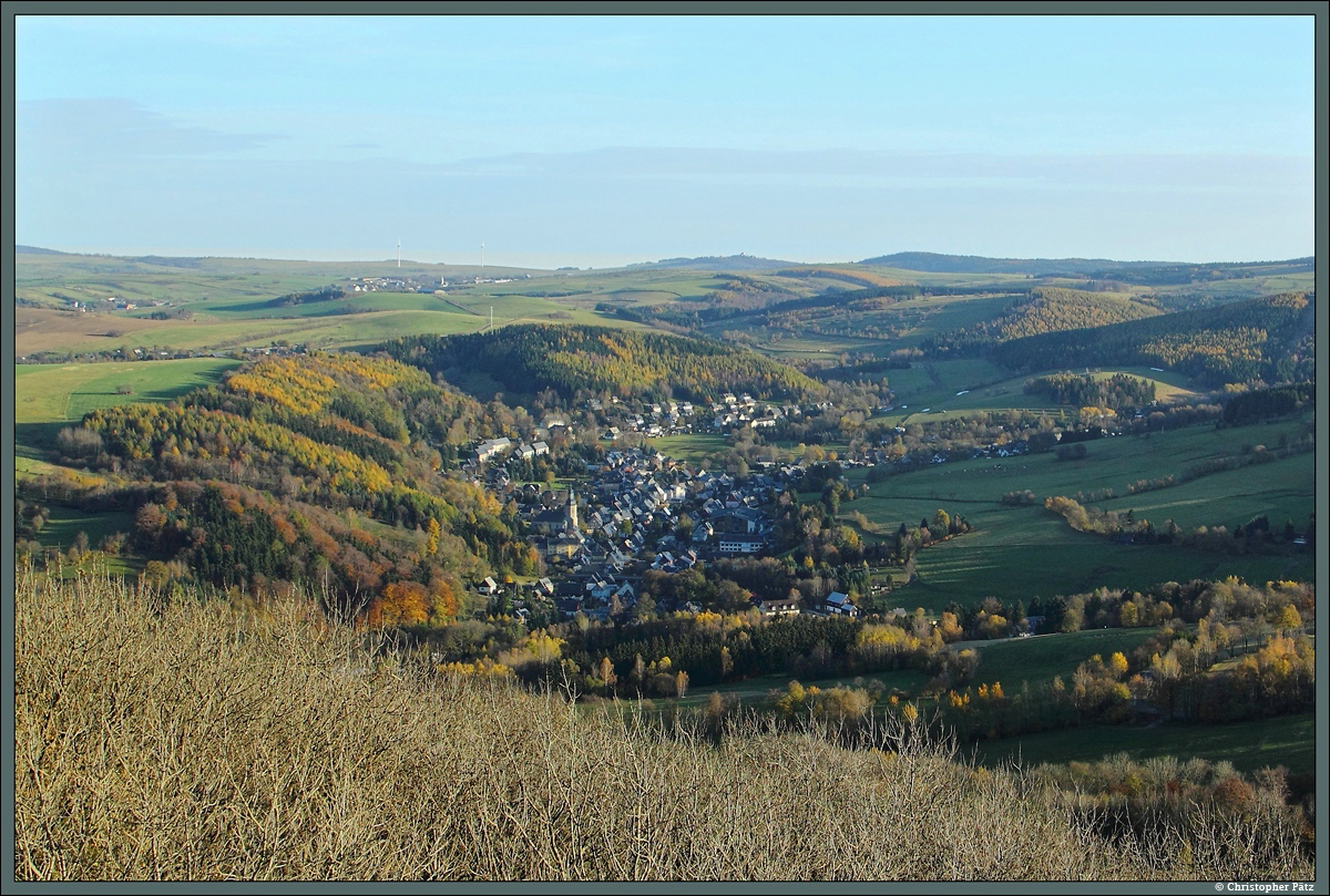 Vom 1891 errichteten Louisenturm auf dem Geisingberg bietet sich ein schner Blick auf den Ort Geising und das Mglitztal. Geising ist heute Teil der Stadt Altenberg und hat vor allem touristische Bedeutung. (01.11.2014)