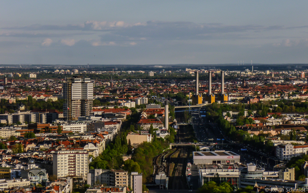 Vom <a href= http://www.funkturm-messeberlin.de >Funkturm</a> aus, Blickrichtung Sdost, erkennt man links das 100 Meter hohe BfA-Hochhaus am Hohenzollerndamm, in der Mitte die Ringbahn mit den Stationen Halensee (im Vordergrund) und Hohenzollerndamm (im Hintergrund) sowie rechts der Ringbahn das Heizkraftwerk Berlin-Wilmersdorf. (16.04.2014)