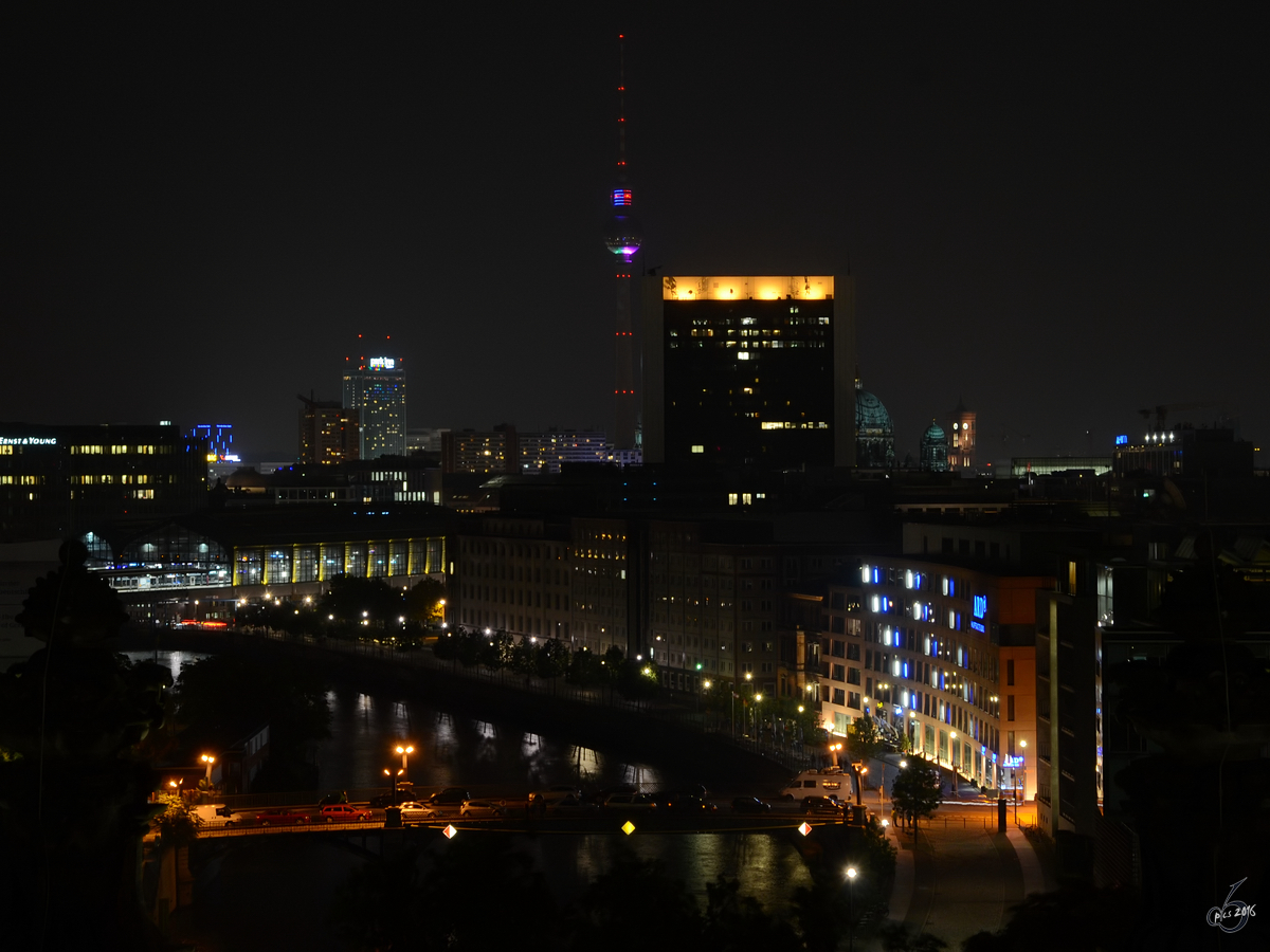 Vom Dach des Reichstages hat man einen guten Blick auf den Berliner Stadtteil Mitte. (Oktober 2013)