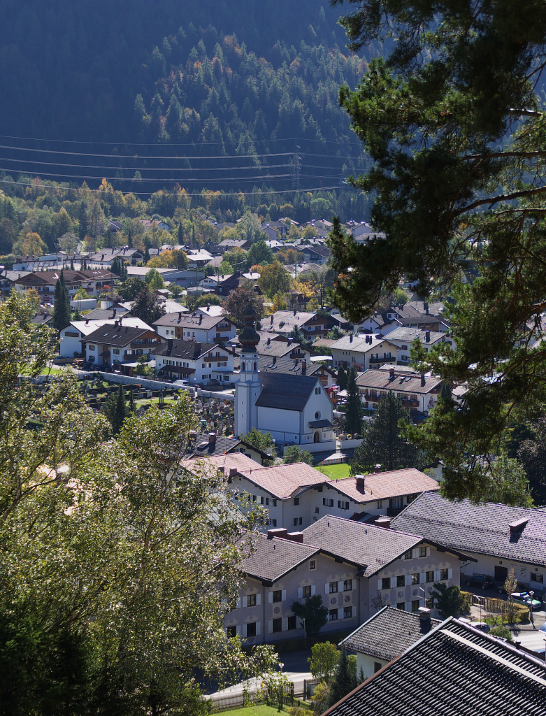 Vom Grbl Weg in Mittenwald hat man einen schnen Blick auf den Ort und die Friedhofskirche St. Nikolaus. 09.10.2014