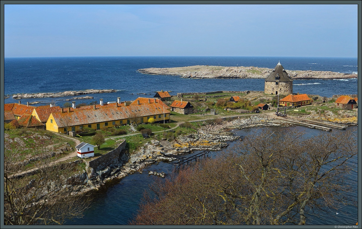 Vom Großen Turm (Leuchtturm) lassen sich die Erbsen-Inseln gut überblicken. Vorn liegt die Insel Frederiksø, die kleinere der beiden bewohnten Inseln mit dem  Kleinen Turm , der heute ein Museum beherbergt. Die Gebäude der alten Seefestung stehen als Gesamtdenkmal unter Denkmalschutz. Die Rechts im Hintergrund liegt die unbewohnte und unter Naturschutz stehende Insel Grasholm, die Nistplatz zahlreicher Vögel ist. (24.04.2019)