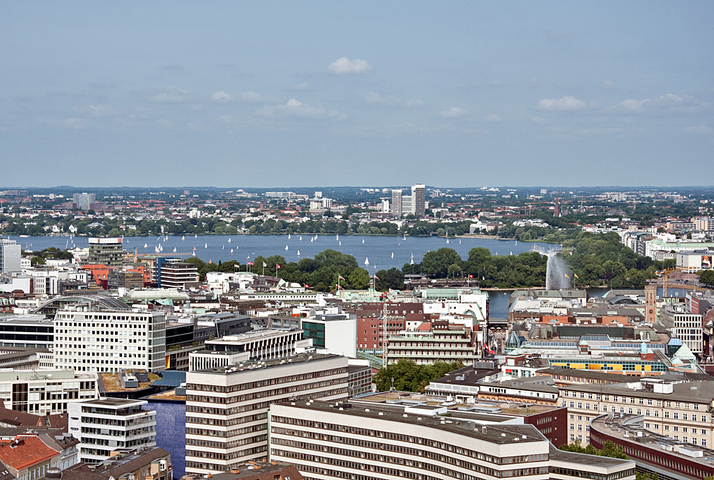 Vom Hamburger  Michel  Blick ber die Stadt mit Binnen- und Auenalster - 13.07.2013